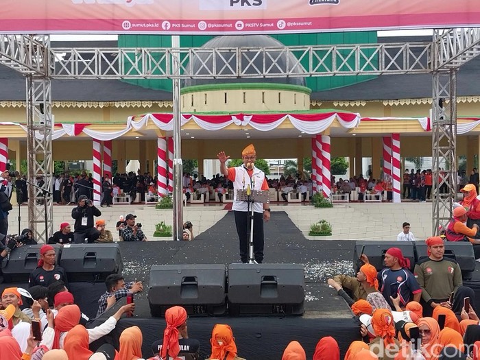 Anies Baswedan saat acara PKS Menyapa Bersama Anies Baswedan di Lapangan Astaka Pancing. (Foto: Finta Rahyuni/detikSumut)