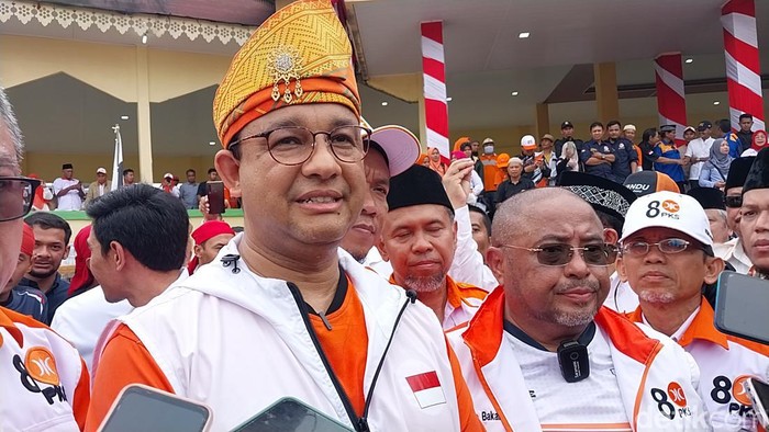 Anies Baswedan usai menghadiri acara PKS Menyapa Bersama Anies Baswedan di Lapangan Astaka Pancing. (Foto: Finta Rahyuni/detikSumut).