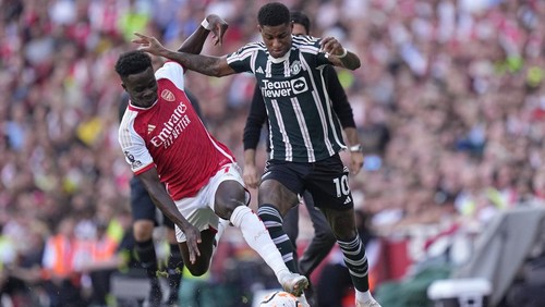 Arsenals Bukayo Saka, left, and Manchester Uniteds Marcus Rashford fight for the ball during the English Premier League soccer match between Arsenal and Manchester United at Emirates stadium in London, Sunday, Sept. 3, 2023. (AP Photo/Kirsty Wigglesworth)