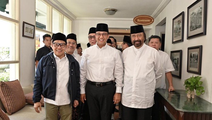 Bakal capres dari Partai NasDem Anies Baswedan dan bakal cawapres sekaligus Ketum PKB Muhaimin Iskandar atau Cak Imin resmi melakukan deklarasi. Deklarasi Anies-Cak Imin dilakukan di Hotel Majapahit, Surabaya, Sabtu (2/9/2023).