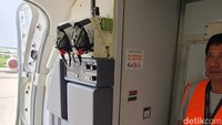 Pesawat kargo hanya diawaki maksimal sebanyak empat kru. Jika kru yang lain tidak diperlukan, maka pesawat itu hanya diawaki pilot dan kopilot saja. Dua kursi lipat dan toilet di kabin tengah.