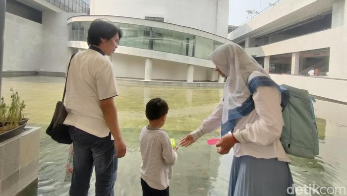 Bilqis (32) bersama keluarga tidak tahu Planetarium di TIM masih tutup. Dia mengaku kecewa (Dwi R/detikcom)