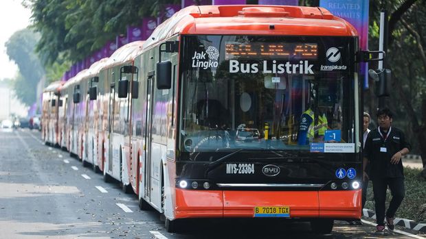 Bus listrik berjajar di tempat pengendapan shuttle bus KTT ASEAN 2023 di Komplek GBK, Senayan, Minggu (3/9/2023). Pemprov DKI Jakarta menyediakan 24 bus listrik untuk empat rute sebagai sarana transportasi pendukung penyelenggaraan KTT ASEAN 2023 sejak 30 Agustus hingga 7 September mendatang. (Dok. Media Center KTT ASEAN 2023/Rommy Pujianto/foc)