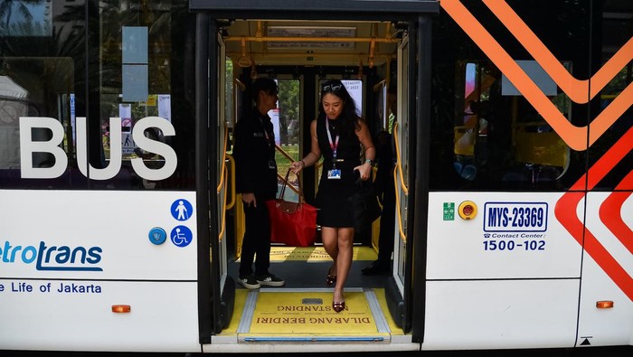 Bus listrik melayani penumpang peserta KTT ASEAN 2023 di kawasan Komplek GBK, Senayan, Minggu (3/9/2023). Pemprov DKI Jakarta menyediakan 24 bus listrik untuk empat rute sebagai sarana transportasi pendukung penyelenggaraan KTT ASEAN 2023 sejak 30 Agustus hingga 7 September mendatang. ANTARA FOTO/Media Center KTT ASEAN 2023/Rommy Pujianto/foc.