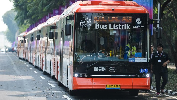 Bus listrik melayani penumpang peserta KTT ASEAN 2023 di kawasan Komplek GBK, Senayan, Minggu (3/9/2023). Pemprov DKI Jakarta menyediakan 24 bus listrik untuk empat rute sebagai sarana transportasi pendukung penyelenggaraan KTT ASEAN 2023 sejak 30 Agustus hingga 7 September mendatang. ANTARA FOTO/Media Center KTT ASEAN 2023/Rommy Pujianto/foc.