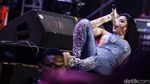 Cetar! Goyangan Dewi Perssik Panaskan Panggung Synchronize Fest 2023
