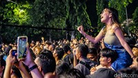 Penonton ikut berjoget mengikuti lagu Dewi Persik.