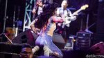 Cetar! Goyangan Dewi Perssik Panaskan Panggung Synchronize Fest 2023