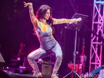 Cetar! Goyangan Dewi Perssik Panaskan Panggung Synchronize Fest 2023