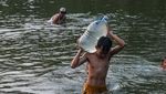 Dampak Kekeringan di Lebak Bikin Warga Mandi dan Cuci Baju di Sungai