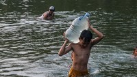 Warga terpaksa memanfaatkan aliran Sungai Ciberang untuk kegiatan mandi, cuci dan kakus (MCK).
