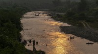 Puluhan warga mencuci pakaian di aliran Sungai Ciberang di Desa Bungur Mekar, Lebak, Banten, Minggu (3/8/2023).