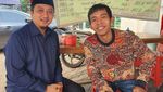 Dede Sunandar Kulineran di Kaki Lima Bareng Ustadz Yusuf Mansur