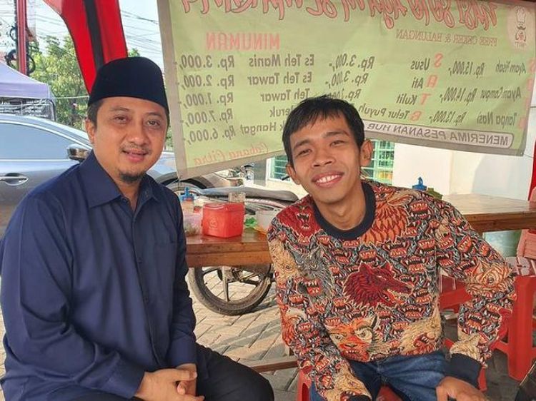 Dede Sunandar Kulineran di Kaki Lima Bareng Ustadz Yusuf Mansur