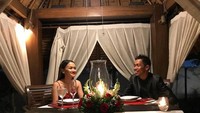 Selain kulineran kaki lima, Dede Sunandar juga pernah mengajak istrinya makan malam romantis. Restoran dengan konsep yang intim dipilih Dede Sunandar untuk menyenangkan istrinya. Foto: Instagram/dede_sunandar