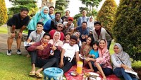 Di kalangan artis Dede Sunandar dikenal sebagai pribadi yang bersahabat. Beristirahat saat syuting, Dede bersama rekan artisnya asyik piknik di sebuah taman. Foto: Instagram/dede_sunandar