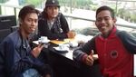Dede Sunandar Kulineran di Kaki Lima Bareng Ustadz Yusuf Mansur