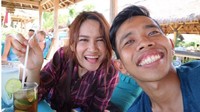 Bersama istrinya, Dede juga lebih memilih menghabiskan waktu untuk kulineran. Segelas es teh lemon dipesan untuk menyegarkan tenggorokannya. Foto: Instagram/dede_sunandar