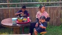 Kehangatan keluarga kecil Dede tidak pernah redup. Restoran bertema alam dipilih istrinya sebagai destinasi hangout bersama. Foto: Instagram/dede_sunandar