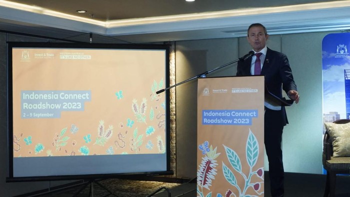 Premier Australia Barat Roger Cook (tengah) berbincang dengan Menteri Pertambangan & Perminyakan, Energi, Industri Hidrogen, Hubungan Industri Bill Johnston (kanan) dan Menteri Pertanian & Pangan, Kehutanan, & Bisnis kecil Jackie Jarvis (kiri) selepas penjelasan Indonesia Connect Roadshow - First Ministerial Visit in 2023 di Jakarta, Minggu (3/9/2023).