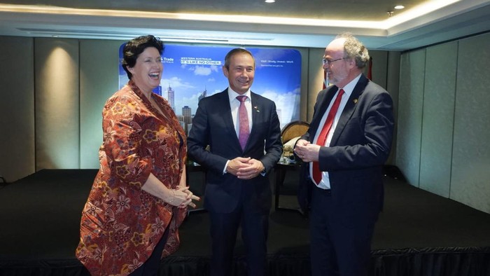Delegasi Australia Barat Jalani Misi Perdagangan di Indonesia Premier Australia Barat Roger Cook (tengah) berbincang dengan Menteri Pertambangan & Perminyakan, Energi, Industri Hidrogen, Hubungan Industri Bill Johnston (kanan) dan Menteri Pertanian & Pangan, Kehutanan, & Bisnis kecil Jackie Jarvis (kiri) selepas penjelasan Indonesia Connect Roadshow - First Ministerial Visit in 2023 di Jakarta, Minggu (3/9/2023).