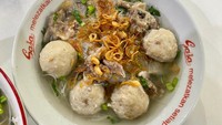 Menu originalnya ada Bakso Matador Urat (Rp 26.000), seporsi sudah dapat bihun atau mie. Kuah kaldunya menggunakan iga sapi, dan tidak terlalu keruh bahkan cenderung bening. Foto: detikFood