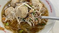 Bakso urat di sini memiliki tekstur bakso yang kenyal garing mengingatkan dengan tekstur bakso urat khas Pontianak. Bihunnya juga tidak terlalu lembek. Foto: detikFood