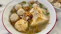 Di menu selanjutnya ada Bakso Matador isi bakso tahu dan bakwan (Rp 30.000). Bakwan di sini bukan pakai bakwan goreng, melainkan bakso goreng yang direbus sebentar sebelum disajikan. Foto: detikFood