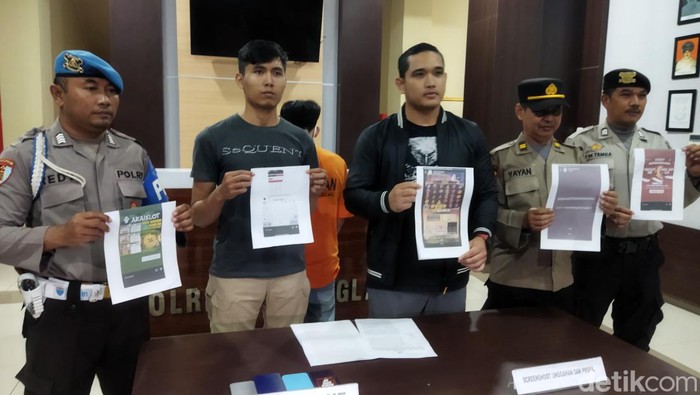 Empat selebgram diamankan polisi karena promosikan situs judi online, satu orang pelaku RN (20) sudah ditetapkan sebagai tersangka (Aris Rivaldo/detikcom).