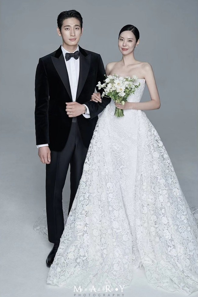 Saat identitasnya terungkap, YG KPlus menyebut bahwa modelnya sudah lama berpacaran diam-diam dengan Yoon Park.   Foto: dok. Instagram @laciel.co.kr