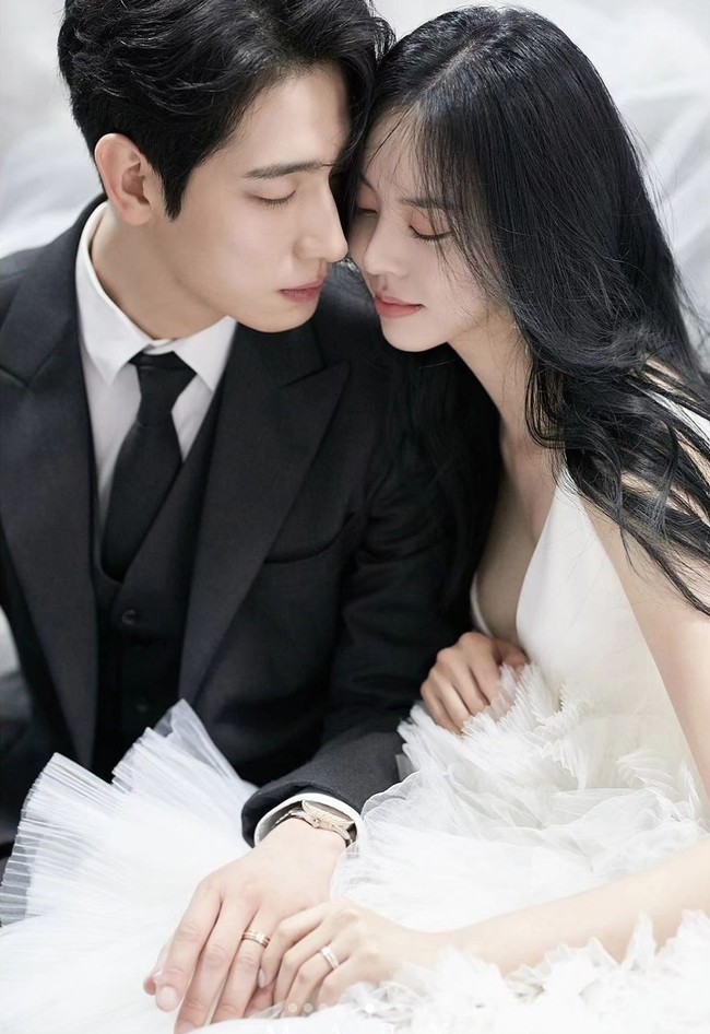 Dalam foto pernikahan yang dirilis Laciel, Yoon Park dan Kim Soo Bin tampak serasi memakai baju pengantin. Sejumlah netizen pun menyorot kemiripan wajah keduanya. Foto: dok. Instagram @laciel.co.kr