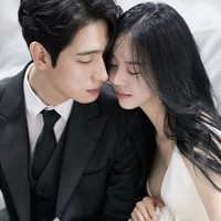 Dalam foto pernikahan yang dirilis Laciel, Yoon Park dan Kim Soo Bin tampak serasi memakai baju pengantin. Sejumlah netizen pun menyorot kemiripan wajah keduanya. Foto: dok. Instagram @laciel.co.kr