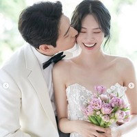 Tak sedikit netizen yang terpesona dengan kecantikan istri Yoon Park. Identitasnya baru terungkap saat sang aktor mengumumkan rencana pernikahan di Instagram pada Rabu (3/5/2023) lalu.   Foto: dok. Instagram @laciel.co.kr