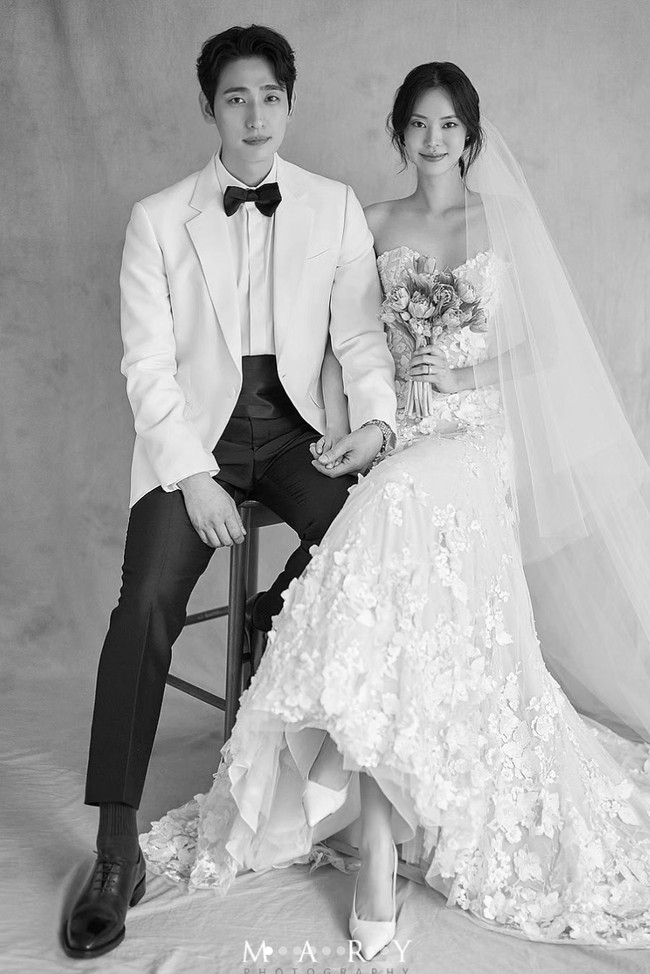 Aktor Korea Yoon Park telah menikah dengan seorang model cantik pada Sabtu (2/9/2023). Foto pernikahannya sontak menjadi perbincangan di media sosial. Foto: dok. Instagram @laciel.co.kr