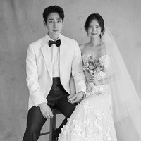 Aktor Korea Yoon Park telah menikah dengan seorang model cantik pada Sabtu (2/9/2023). Foto pernikahannya sontak menjadi perbincangan di media sosial. Foto: dok. Instagram @laciel.co.kr