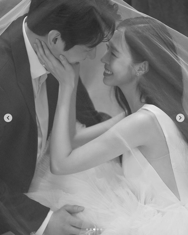 Si cantik dan si ganteng. Keduanya dinilai beruntung untuk memiliki satu sama lain. Kim Soo Bin yang lahir pada tahun 1993, enam tahun lebih muda dari Yoon Park. Foto: dok. Instagram @laciel.co.kr