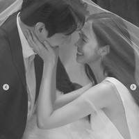 Si cantik dan si ganteng. Keduanya dinilai beruntung untuk memiliki satu sama lain. Kim Soo Bin yang lahir pada tahun 1993, enam tahun lebih muda dari Yoon Park. Foto: dok. Instagram @laciel.co.kr