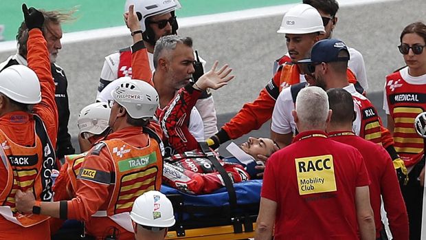 MotoGP - Catalunya Grand Prix - Circuit de Barcelona-Catalunya, Barcelona, Spain - September 3, 2023 Ducati Lenovo Team's Francesco Bagnaia receives medical attention after crashing during the MotoGP race REUTERS/Bruna Casas