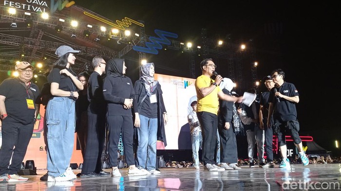 GASS dan Ridwan Kamil di panggung konser West Java Festival 2023 di Stadion Siliwangi, Kota Bandung, Minggu (3/9/2023).