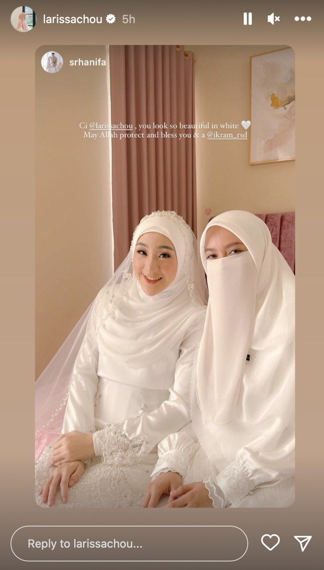 Ikram Rosadi menikahi Larissa Chou dengan mahar berupa uang tunai sebesar Rp20.230.000, sesuai dengan tahun pernikahan mereka. Kabar pernikahan Larissa dan Ikram langsung mendapat sambutan hangat dari netizen. Ucapan selamat pun membanjiri kolom komentar Instagram Larissa. (Foto: Instagram/@larissachou)