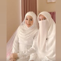 Ikram Rosadi menikahi Larissa Chou dengan mahar berupa uang tunai sebesar Rp20.230.000, sesuai dengan tahun pernikahan mereka. Kabar pernikahan Larissa dan Ikram langsung mendapat sambutan hangat dari netizen. Ucapan selamat pun membanjiri kolom komentar Instagram Larissa. (Foto: Instagram/@larissachou)