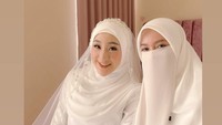 Pernikahan Larissa Chou digelar sederhana dengan nuansa serba putih. Acara juga dihadiri oleh keluarga dan teman-teman terdekat. Foto: Instagram/@larissachou