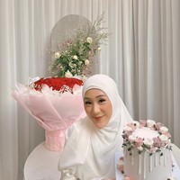 Ekspresi bahagia menghiasi raut wajah Larissa Chou. Betapa tidak, hari yang telah dinanti-nantikannya telah tiba. Minggu (3/9/2023), perempuan 27 tahun itu resmi menikah dengan Ikram Rosadi. (Foto: Instagram/@larissachou)
