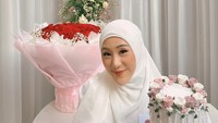 Aku telah memilih pundak untuk untuk aku bersandar. A... kuatkan pundakmu ya karena aku tidak sendirian, tulis Larissa Chou. Foto: Instagram/@larissachou
