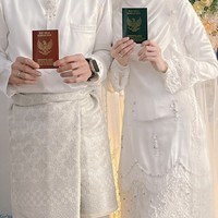 Sementara itu, mempelai pria menyesuaikannya dengan gaya yang lebih tradisional. Songket putih melengkapi sebagai luaran celana. (Foto: Instagram/@larissachou)