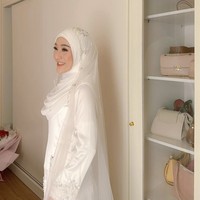 Meski sempat merahasiakan sosok calon suaminya, Larissa akhirnya mengunggah prosesi akad nikah mereka. Sebuah gaun putih menjadi andalan Larissa Chou untuk momen spesial tersebut. (Foto: Instagram/@larissachou)