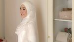 7 Senyum Larissa Chou Dinikahi Ikram Rosadi: A, Kuatkan Pundakmu Ya