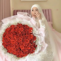 Busananya dipermanis oleh bordiran motif bernuansa klasik. Adapun hijab putihnya hadir dengan veil yang sederhana tapi elegan. Foto: Instagram/@larissachou