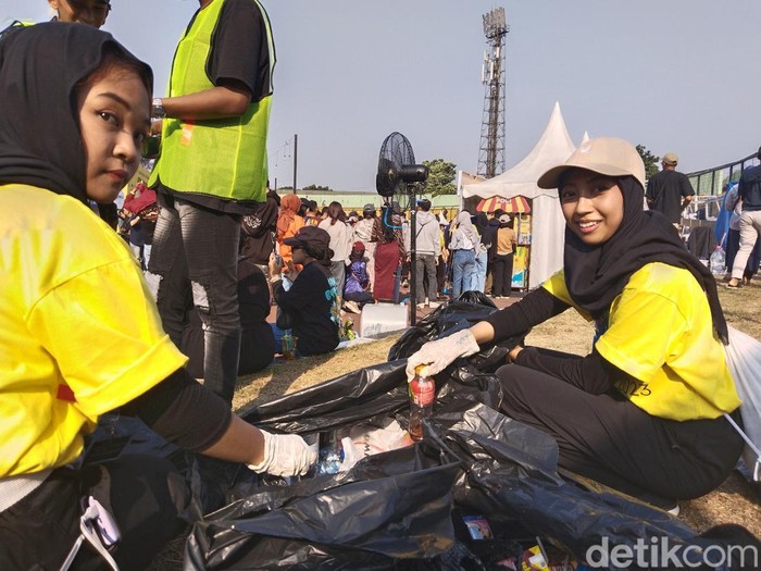 Gerakan sisir sampah ala Jubelo di konser musik West Java Festival 2023.