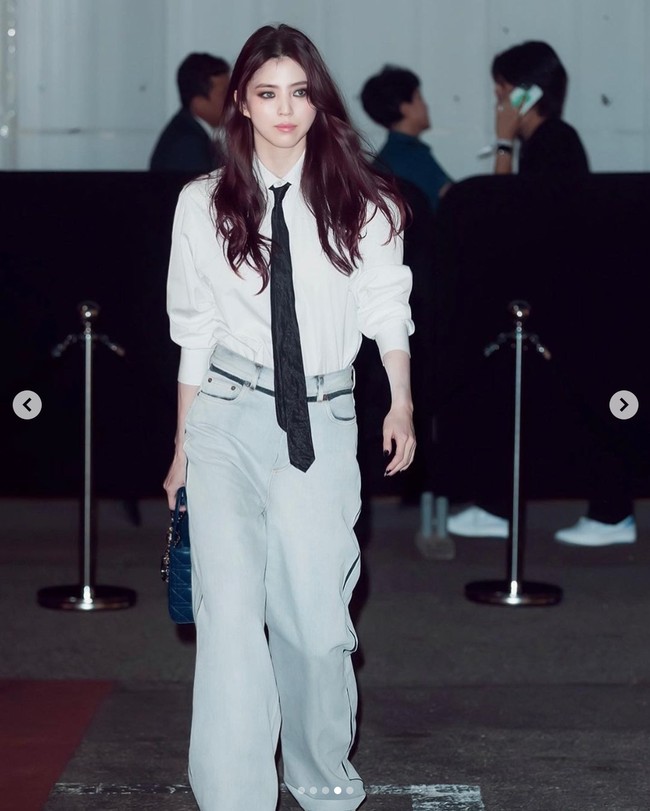 Acara tersebut dihadiri Jisoo BLACKPINK, Haerin NewJeans, hingga Kim Yuna. Namun Han So Hee tampil standout dengan gaya tomboy, memancarkan aura girl crush.    Foto: dok. Instagram @hansohee.news